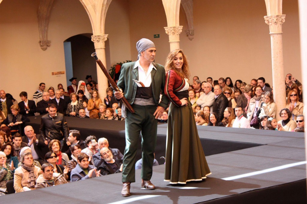 Modelos en el desfile de Trajes de Epoca Romántica, diseñadora Carmen Astete