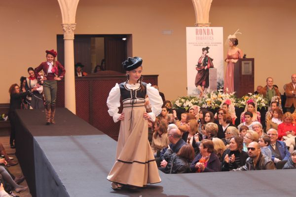 Modelo en la Pasarela, diseñadora Carmen Astete